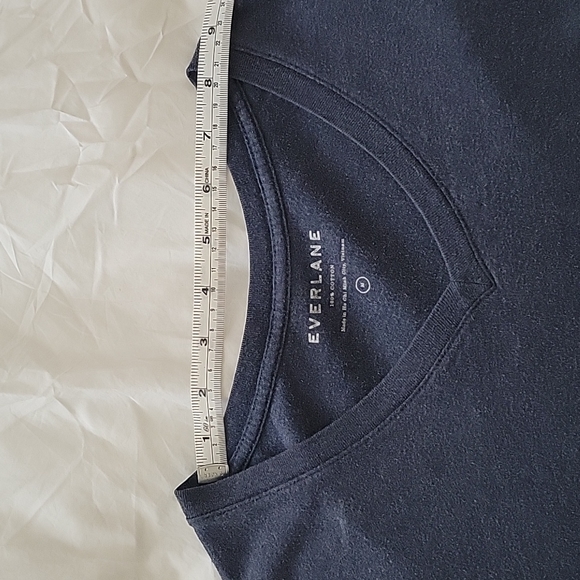 Everlane men's V-neck Tee Shirt Navy Medium - Picture 3 of 5
